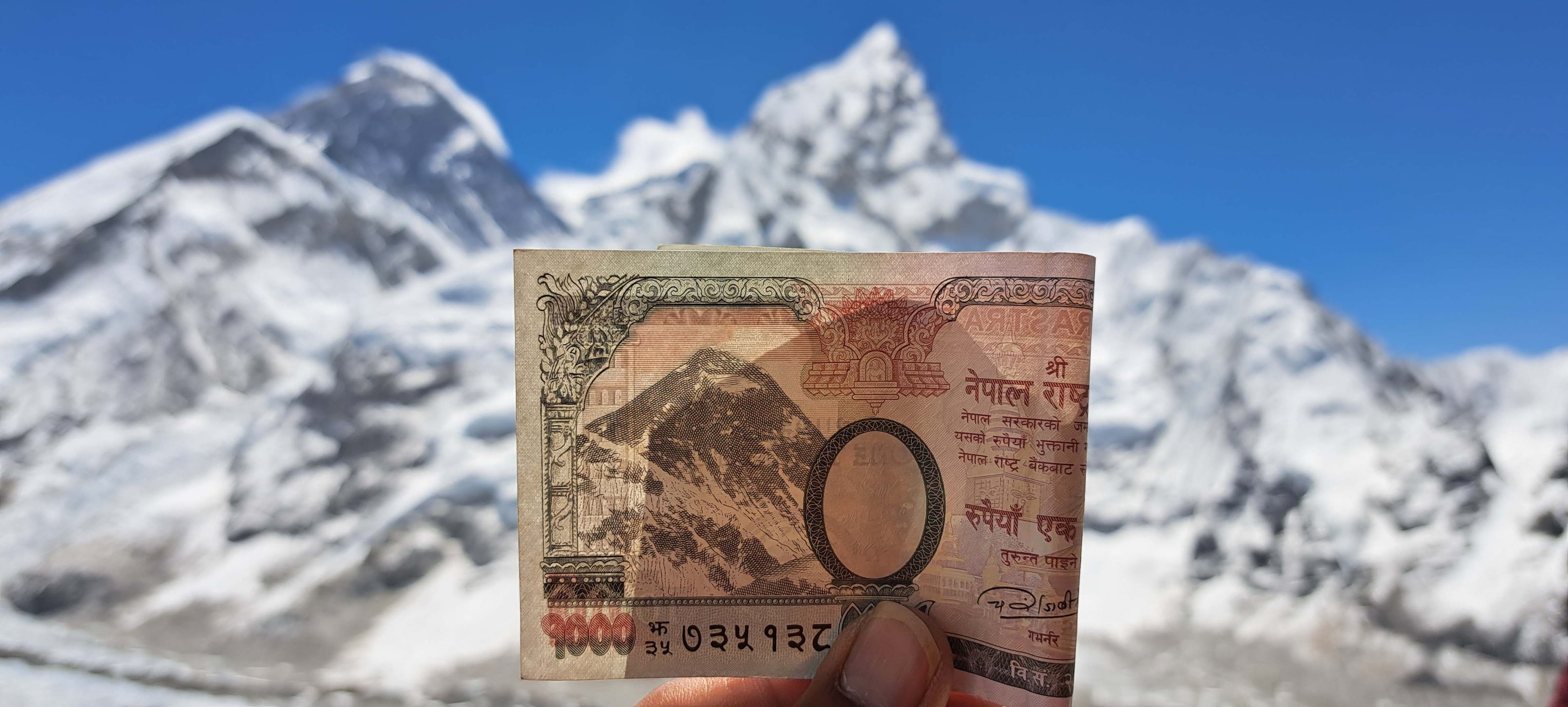 1000 Rs paper note and Mt. Everest, captured by Trek 8586